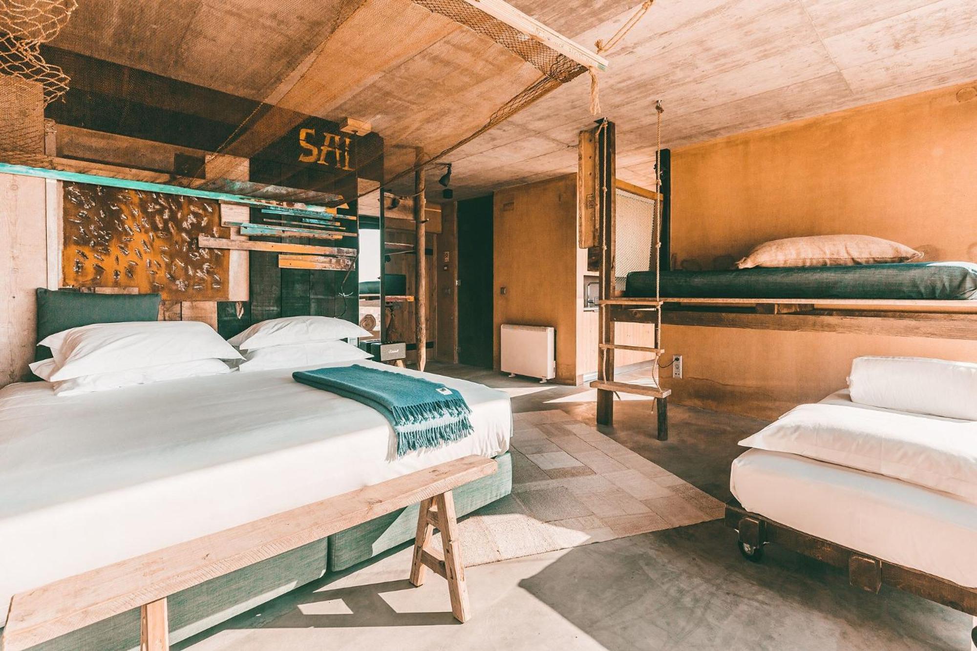 Noah Surf House Portugal Hotel Санта Круз Стая снимка
